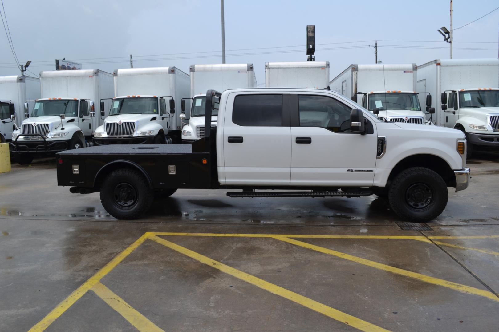 2019 WHITE /GRAY Ford F-350 with an POWERSTROKE 6.7L DIESEL engine, 6SPD AUTOMATIC transmission, located at 9172 North Fwy, Houston, TX, 77037, (713) 910-6868, 29.887470, -95.411903 - CREW CAB, 4X4, 11,500LB GVWR , WB: 176", RATIO: 3.31, 8.5FT FLATBED, 84" WIDE, GOOSENECK/BUMPER PULL HITCH, EXHAUST BRAKE, REVERSE CAMERA , POWER INVERTER, FULLY LOADED - Photo#3